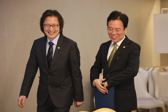 환하게 웃는 주병기 위원장·김영훈 장관