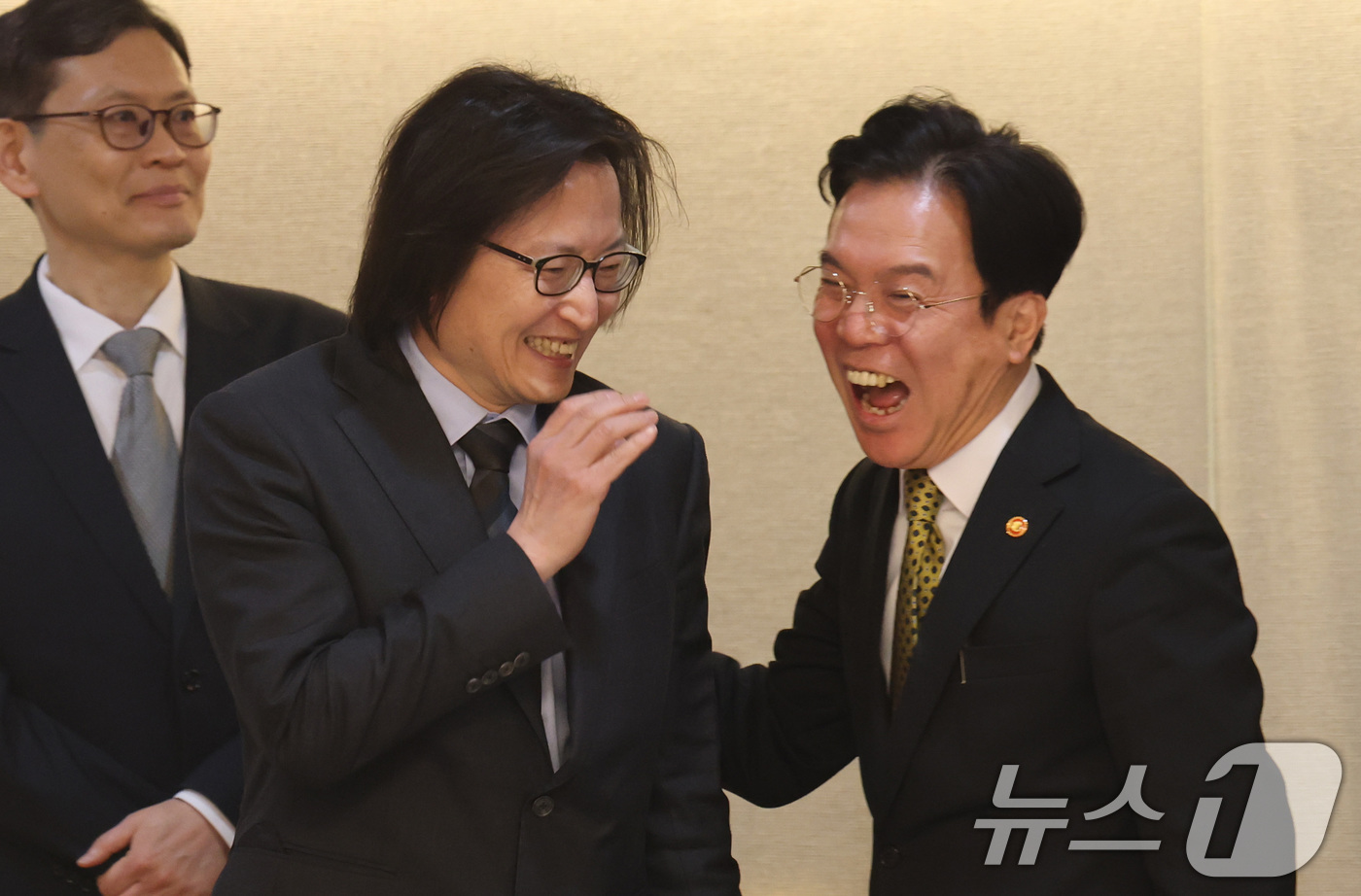 (서울=뉴스1) 임세영 기자 = 주병기 공정거래위원장(왼쪽)과 김영훈 고용노동부 장관이 10일 서울 종로구 정부서울청사에서 열린 원·하청 동반 성장을 위한 고용노동부-공정거래위원회 …