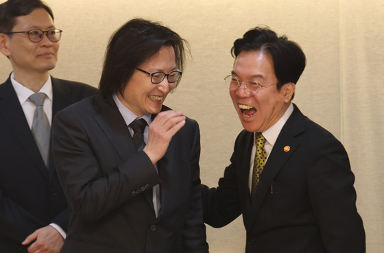 환하게 웃는 주병기 위원장·김영훈 장관