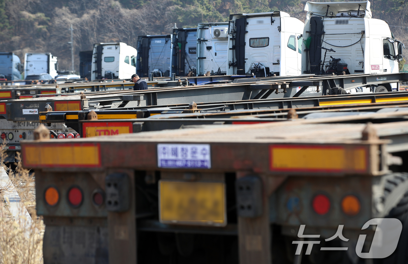 (부산=뉴스1) 윤일지 기자 = 중동 사태로 국제 유가가 급등하면서 유류비 부담이 커진 화물차 기사들이 어려움을 호소하고 있는 가운데 10일 부산 강서구 부산신항 인근 한 화물차고 …