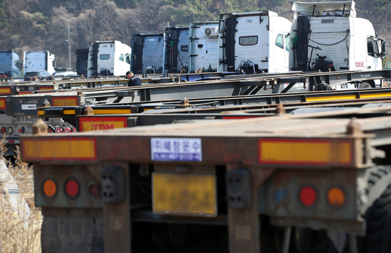 치솟는 경유값…걱정 커지는 화물차 기사들