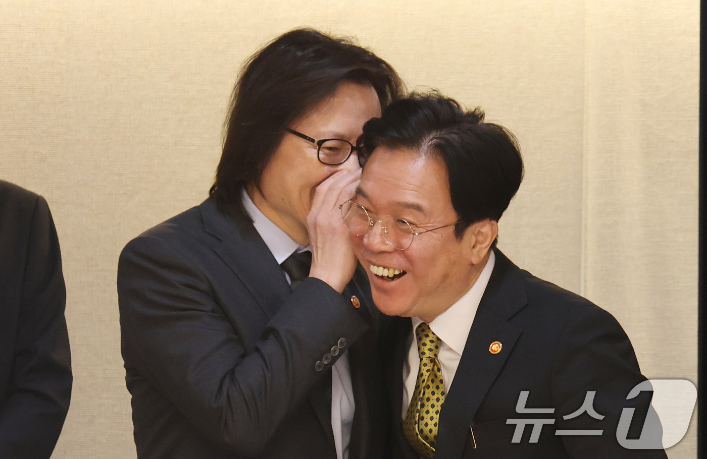 (서울=뉴스1) 임세영 기자 = 주병기 공정거래위원장(왼쪽)과 김영훈 고용노동부 장관이 10일 서울 종로구 정부서울청사에서 열린 원·하청 동반 성장을 위한 고용노동부-공정거래위원회 …