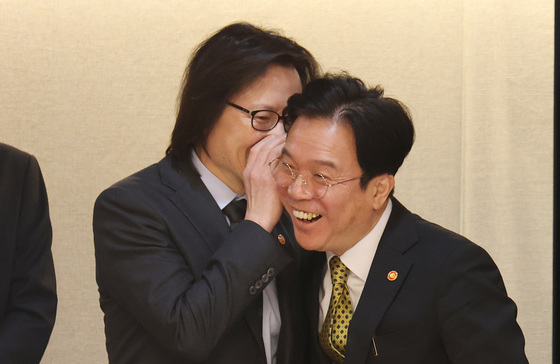 귀엣말 나누는 주병기 위원장·김영훈 장관