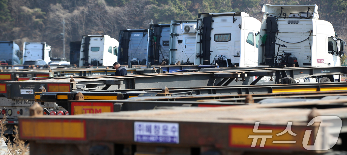 (부산=뉴스1) 윤일지 기자 = 중동 사태로 국제 유가가 급등하면서 유류비 부담이 커진 화물차 기사들이 어려움을 호소하고 있는 가운데 10일 부산 강서구 부산신항 인근 한 화물차고 …