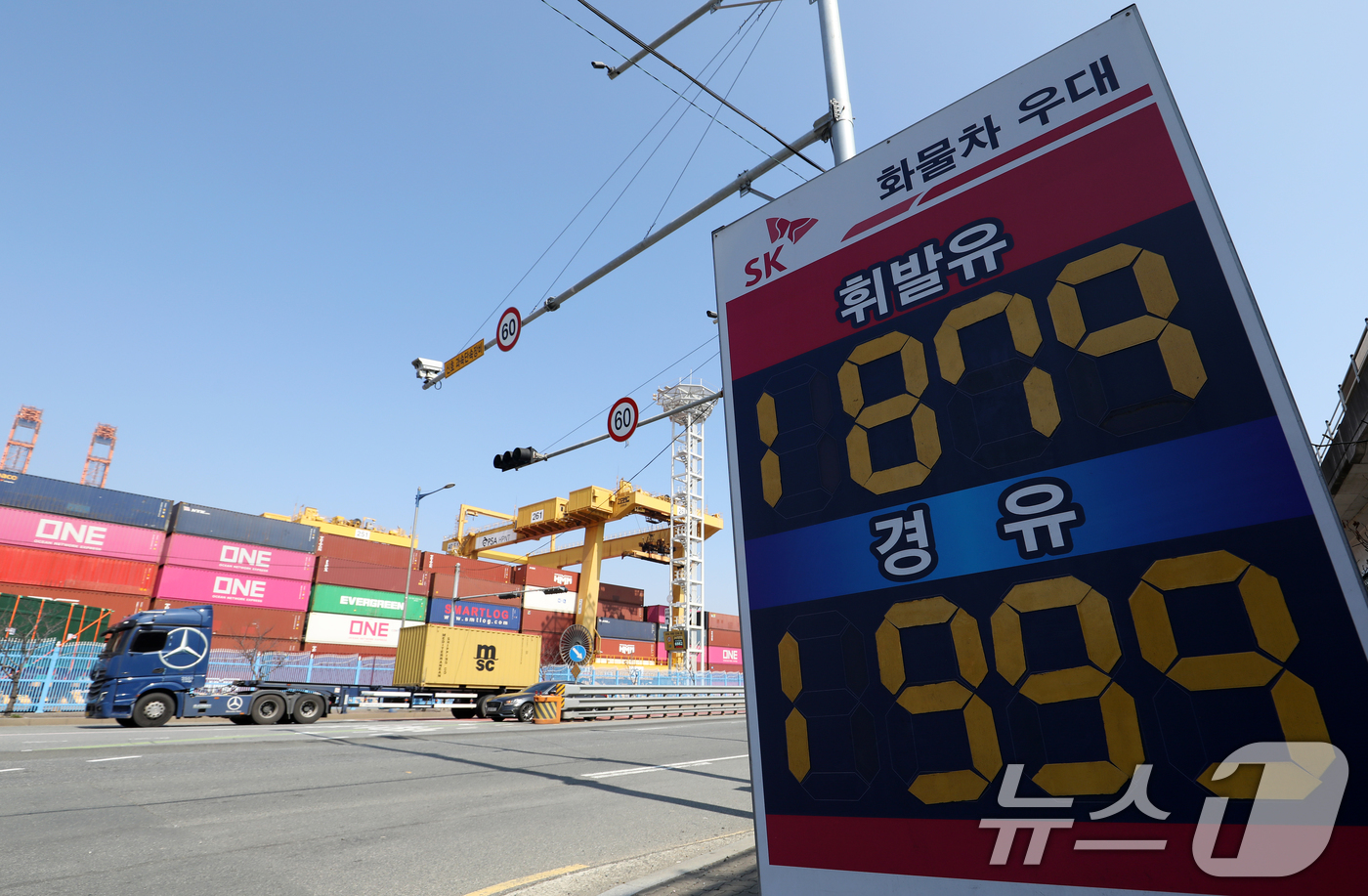 (부산=뉴스1) 윤일지 기자 = 중동 사태로 국제 유가가 급등하면서 유류비 부담이 커진 화물차 기사들이 어려움을 호소하고 있는 가운데 10일 경유 가격이 1999원으로 적혀 있는 …