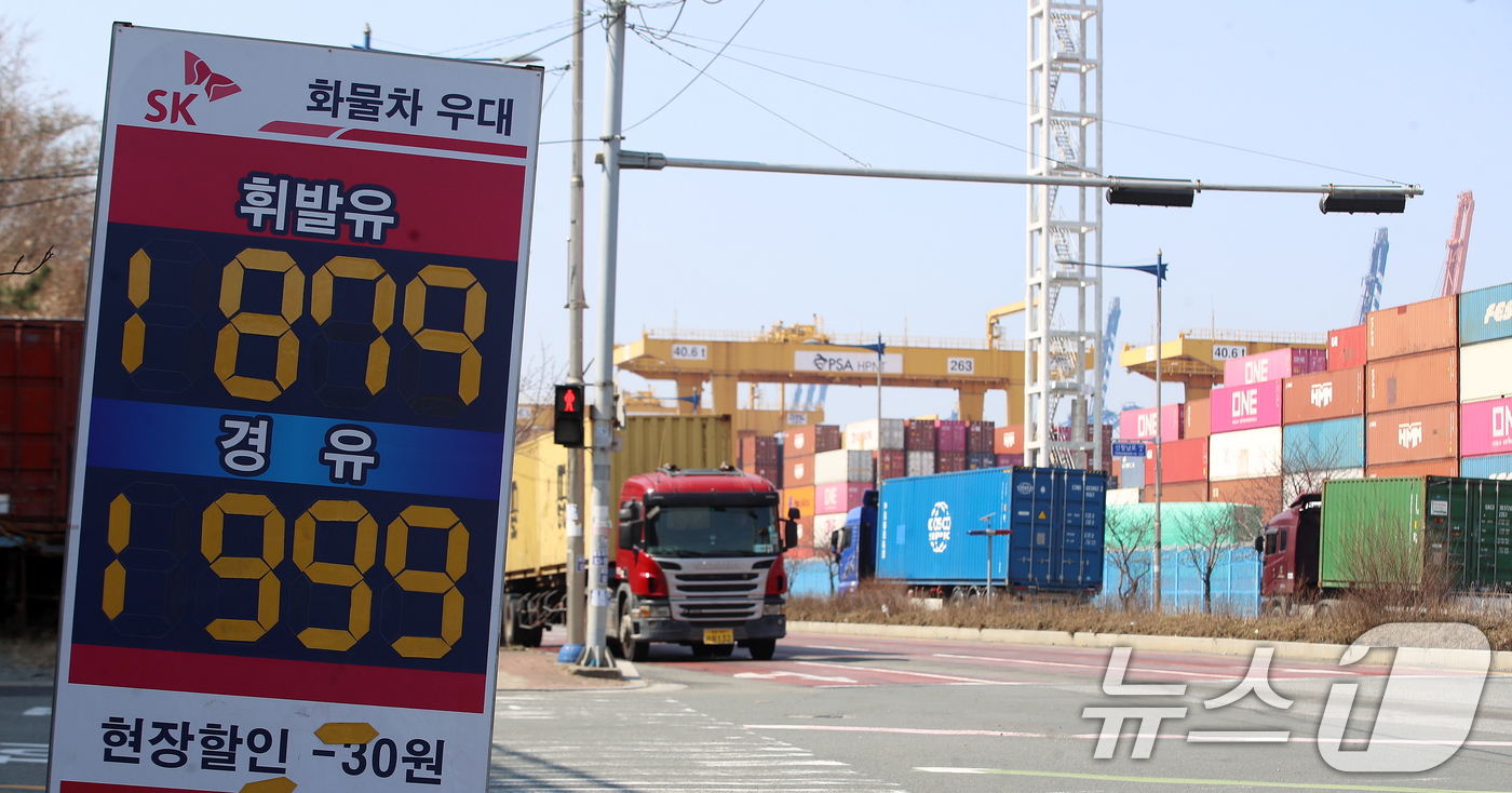 (부산=뉴스1) 윤일지 기자 = 중동 사태로 국제 유가가 급등하면서 유류비 부담이 커진 화물차 기사들이 어려움을 호소하고 있는 가운데 10일 경유 가격이 1999원으로 적혀 있는 …