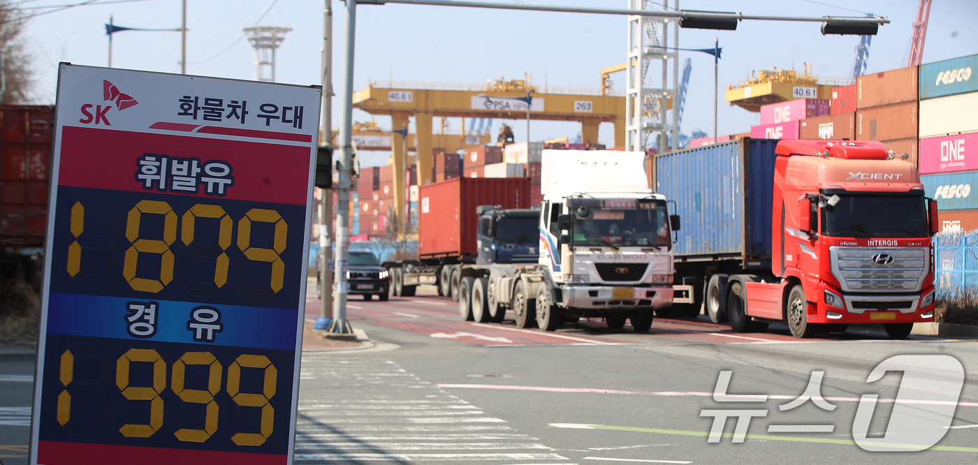 (부산=뉴스1) 윤일지 기자 = 중동 사태로 국제 유가가 급등하면서 유류비 부담이 커진 화물차 기사들이 어려움을 호소하고 있는 가운데 10일 경유 가격이 1999원으로 적혀 있는 …