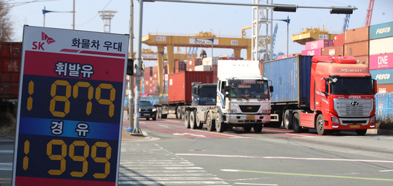 경유값 급등…속 타들어가는 화물차 기사들