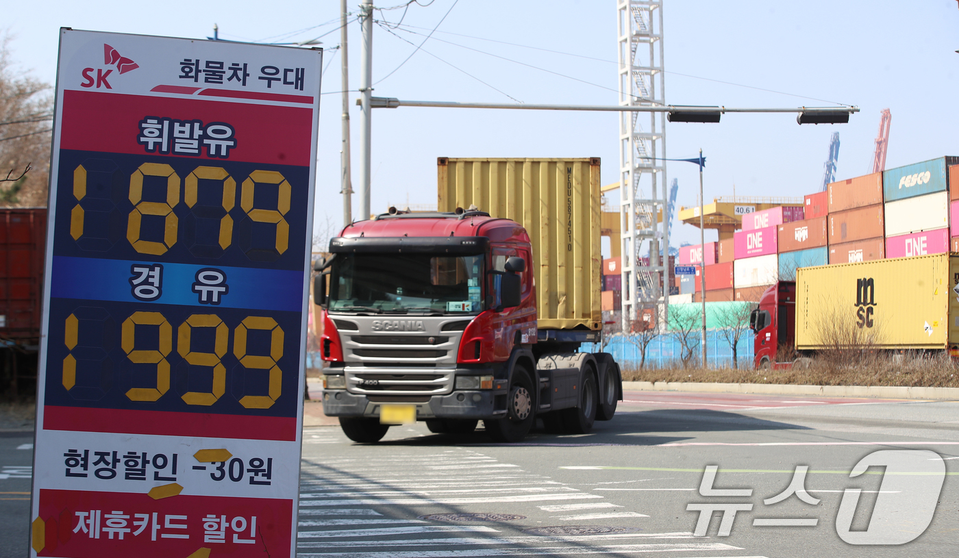 (부산=뉴스1) 윤일지 기자 = 중동 사태로 국제 유가가 급등하면서 유류비 부담이 커진 화물차 기사들이 어려움을 호소하고 있는 가운데 10일 경유 가격이 1999원으로 적혀 있는 …