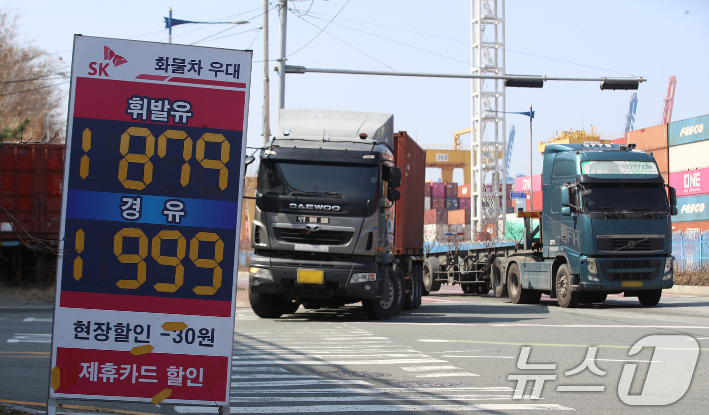 (부산=뉴스1) 윤일지 기자 = 중동 사태로 국제 유가가 급등하면서 유류비 부담이 커진 화물차 기사들이 어려움을 호소하고 있는 가운데 10일 경유 가격이 1999원으로 적혀 있는 …