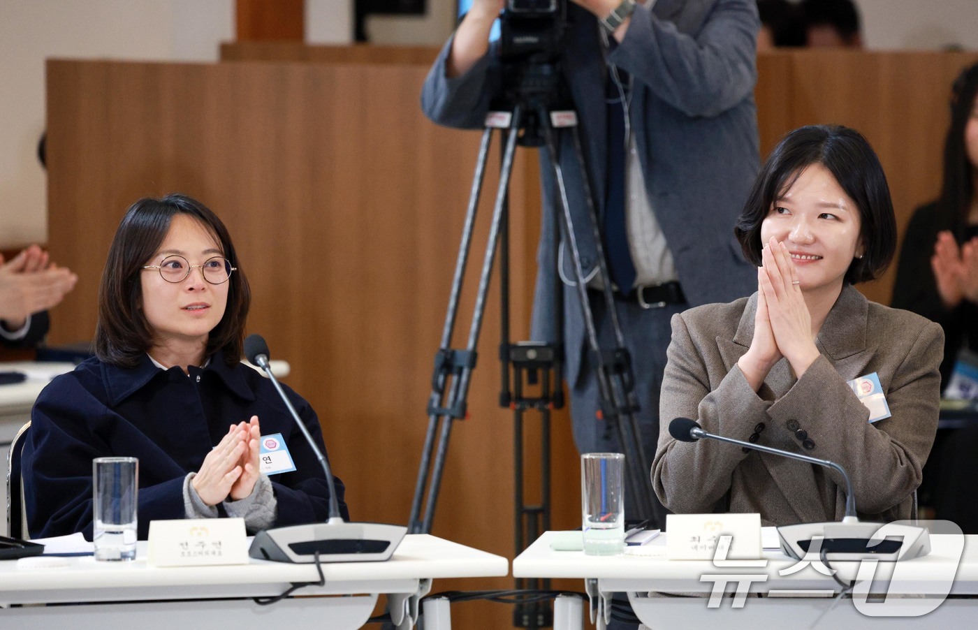 (서울=뉴스1) 허경 기자 = 최수연 네이버 대표(오른쪽)와 전주연 모모스커피 대표가 10일 청와대에서 열린 상생을 실천하는 기업인과의 대화에서 박수를 치고 있다. 2026.3.1 …