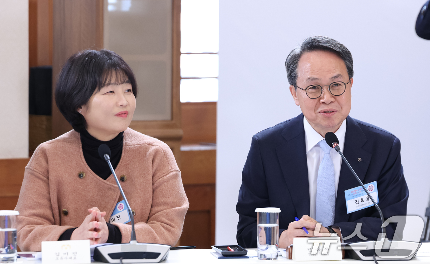 (서울=뉴스1) 허경 기자 = 진옥동 신한금융지주 회장이 10일 청와대에서 열린 상생을 실천하는 기업인과의 대화에서 발표를 하고 있다.왼쪽은 김미진 모유사 대표. 2026.3.10 …