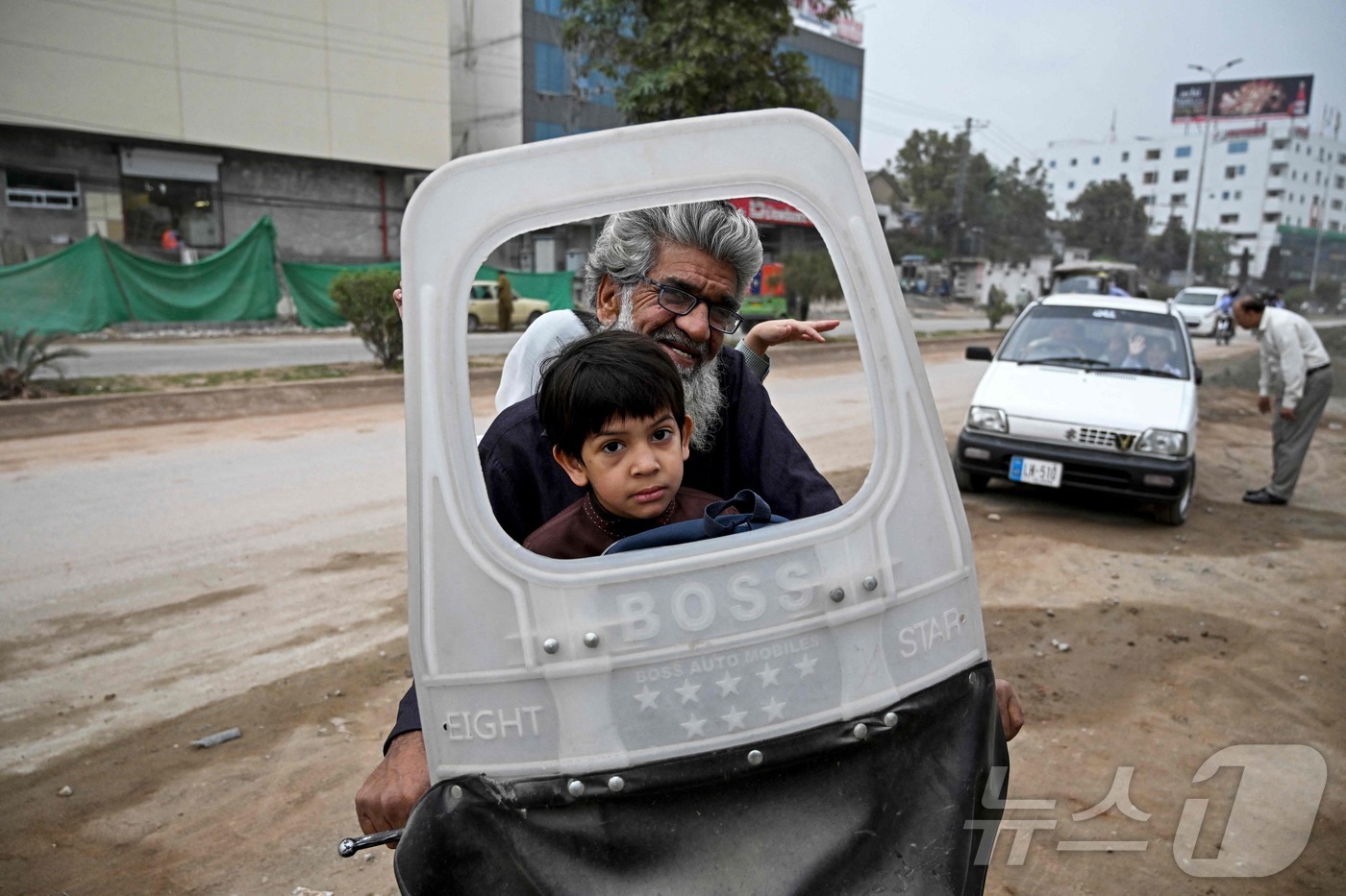 (라왈핀디 AFP=뉴스1) 이정환 기자 = 10일(현지시간) 이란-미국-이스라엘 분쟁으로 유가가 급등하자 파키스탄에서는 정부 명령으로 학교가 문을 닫고 온라인 수업으로 전환됐다. …
