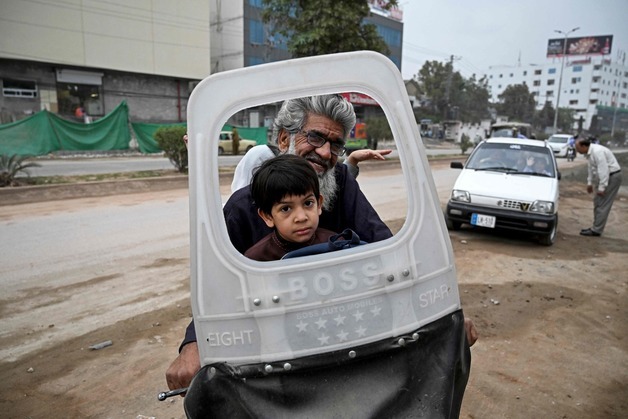 [포토] 유가 급등에 휴교령 내린 파키스탄