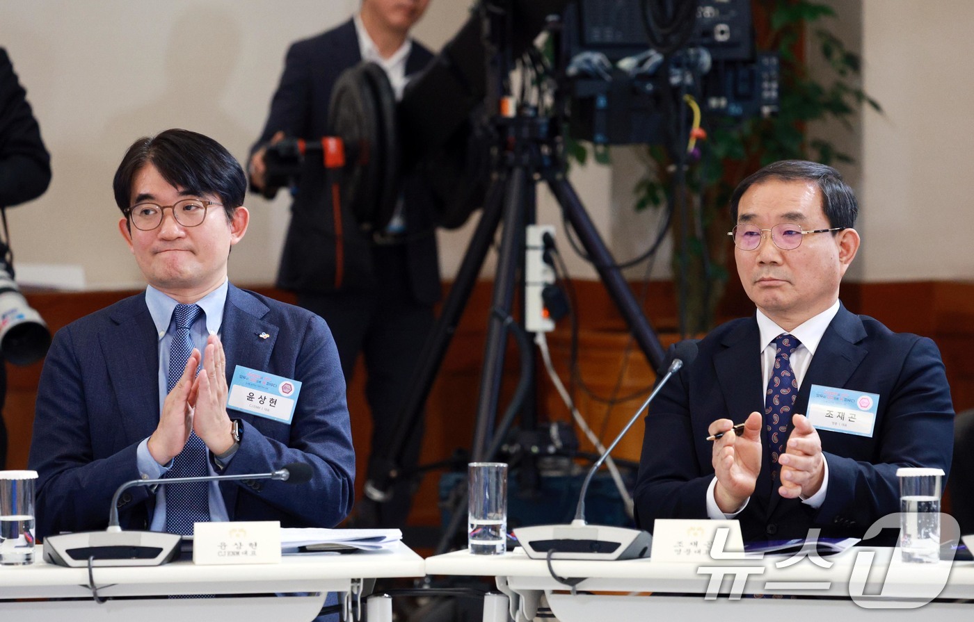 (서울=뉴스1) 허경 기자 = 윤상현 CJ ENM 대표(왼쪽)와 조재곤 영풍 대표가 10일 청와대에서 열린 상생을 실천하는 기업인과의 대화에서 박수를 치고 있다. 2026.3.10 …