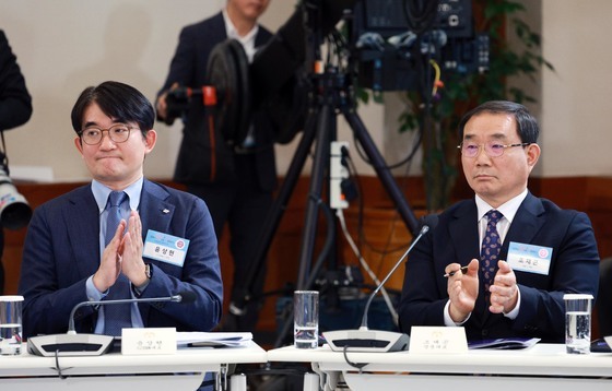 박수치는 윤상현·조재곤 대표