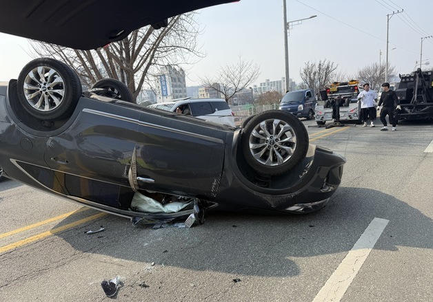 청주서 SUV가 정차 차량 들이받고 전복…운전자 이송