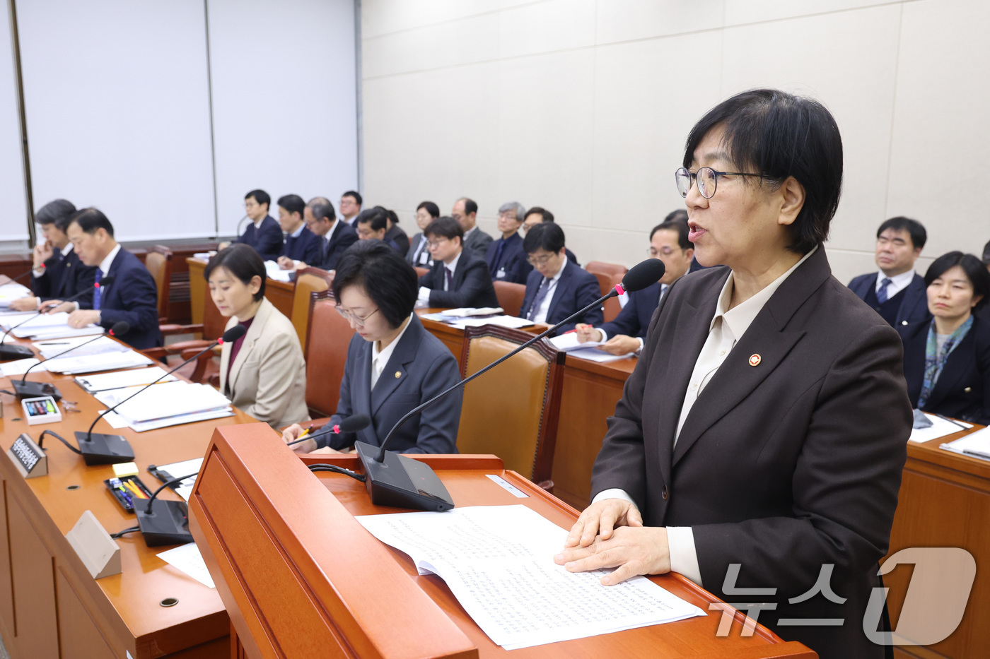 (서울=뉴스1) 신웅수 기자 = 정은경 보건복지부 장관이 10일 서울 여의도 국회에서 열린 보건복지위원회 전체회의에서 업무 보고를 하고 있다. 2026.3.10/뉴스1