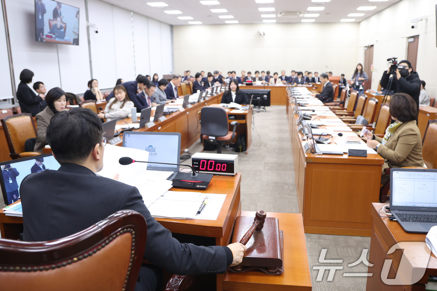 (서울=뉴스1) 신웅수 기자 = 박주민 위원장이 10일 서울 여의도 국회에서 열린 보건복지위원회 전체회의에서 법안을 상정하고 있다. 2026.3.10/뉴스1