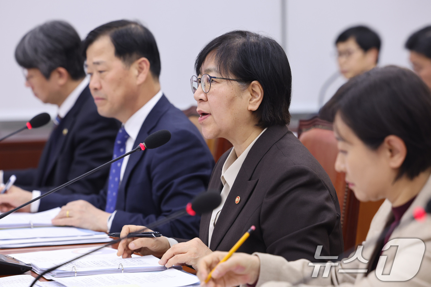 (서울=뉴스1) 신웅수 기자 = 정은경 보건복지부 장관이 10일 서울 여의도 국회에서 열린 보건복지위원회 전체회의에서 의원 질의에 답변하고 있다. 2026.3.10/뉴스1