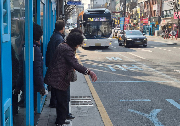 "손 안 흔들면 쌩" vs "핸드폰만 보는데"…울산 버스 무정차 '동상이몽'
