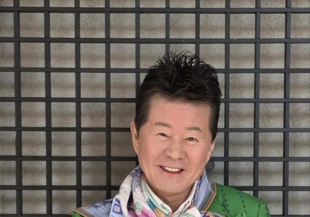 태진아 '가시여인아' 인기에…스카프 패션까지 관심