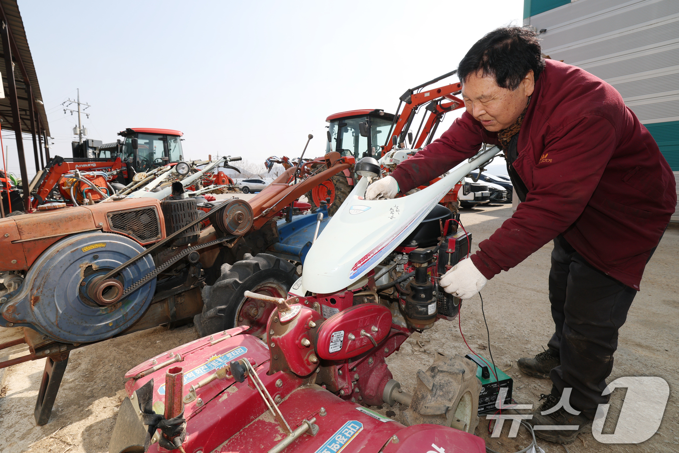 (용인=뉴스1) 김영운 기자 = 2026 봄철 전국 농업기계 순회수리봉사가 진행 중인 10일 경기 용인시 처인구 원삼면의 한 농기계 수리센터에서 관계자가 농기계를 수리하고 있다.농 …