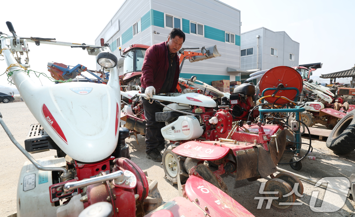 (용인=뉴스1) 김영운 기자 = 2026 봄철 전국 농업기계 순회수리봉사가 진행 중인 10일 경기 용인시 처인구 원삼면의 한 농기계 수리센터에서 관계자가 농기계를 수리하고 있다.농 …