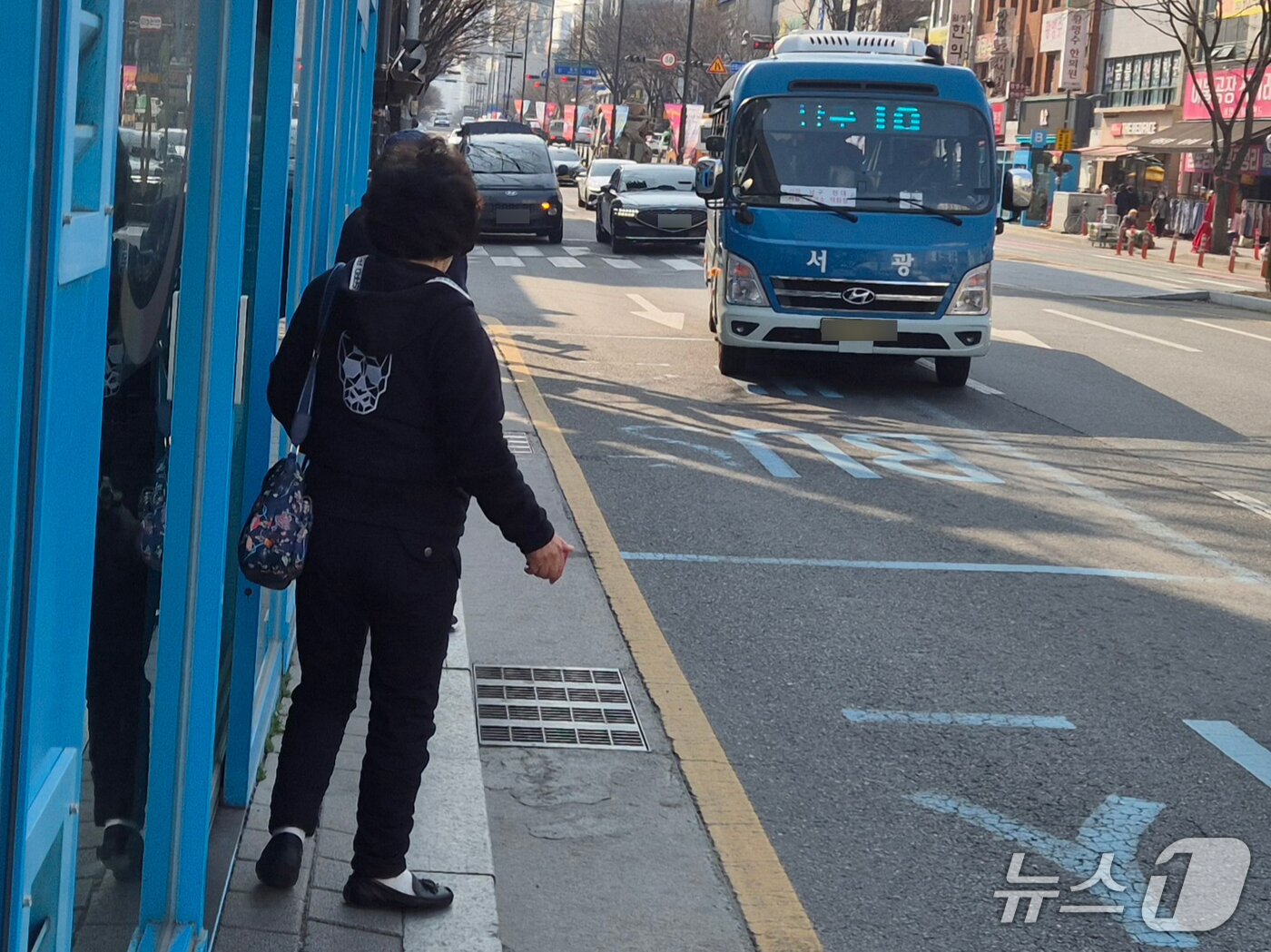 본문 이미지 - 울산 시민이 9일 남구 신정시장 정류장에서 손을 흔들며 버스 탑승 의사를 밝히고 있다.2026.3.10/뉴스1ⓒ 뉴스1 박정현 기자