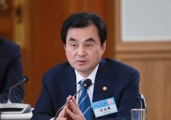 발언하는 안규백 장관