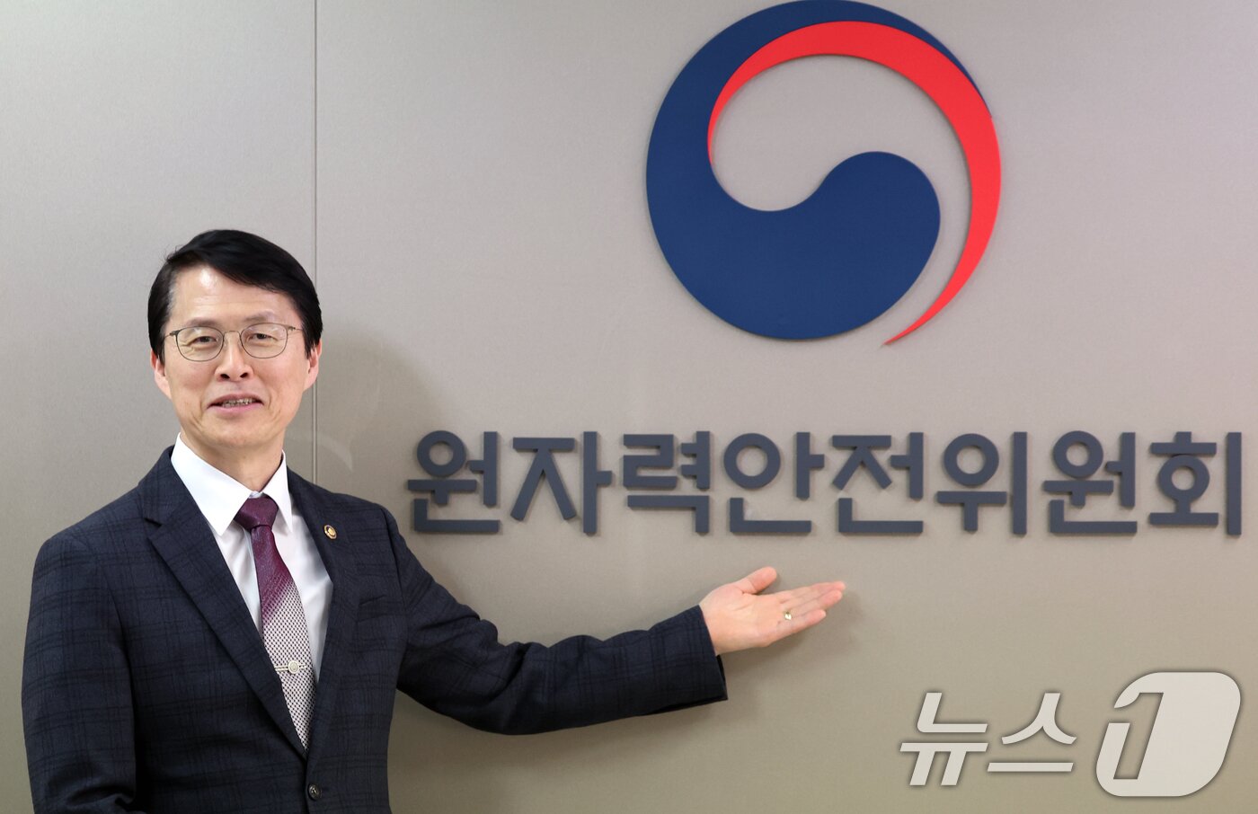 본문 이미지 - 최원호 원자력안전위원장은  "원전은 사고 시 돌이킬 수 없는 치명적인 결과를 낳기 때문에 규제가 센 것이 전 세계 공통"이라며 "아무리 합리적인 규제를 하더라도 일반 산업과 비교해 (양보)할 수 있는 사안이 아니다"고 강조했다. 2026.03.10/뉴스1 ⓒ 뉴스1 김명섭 기자