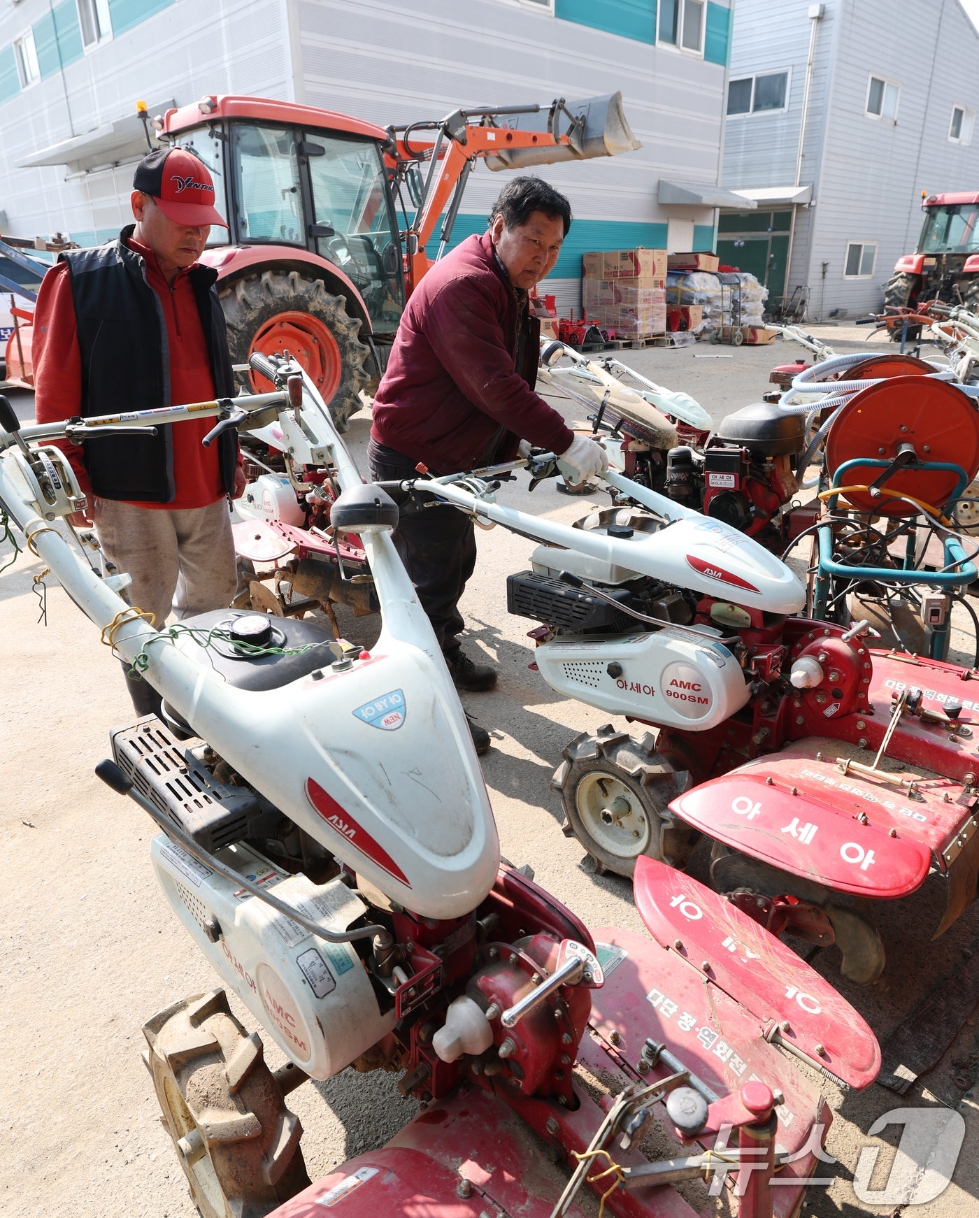 (용인=뉴스1) 김영운 기자 = 2026 봄철 전국 농업기계 순회수리봉사가 진행 중인 10일 경기 용인시 처인구 원삼면의 한 농기계 수리센터에서 관계자가 농기계를 수리하고 있다.농 …