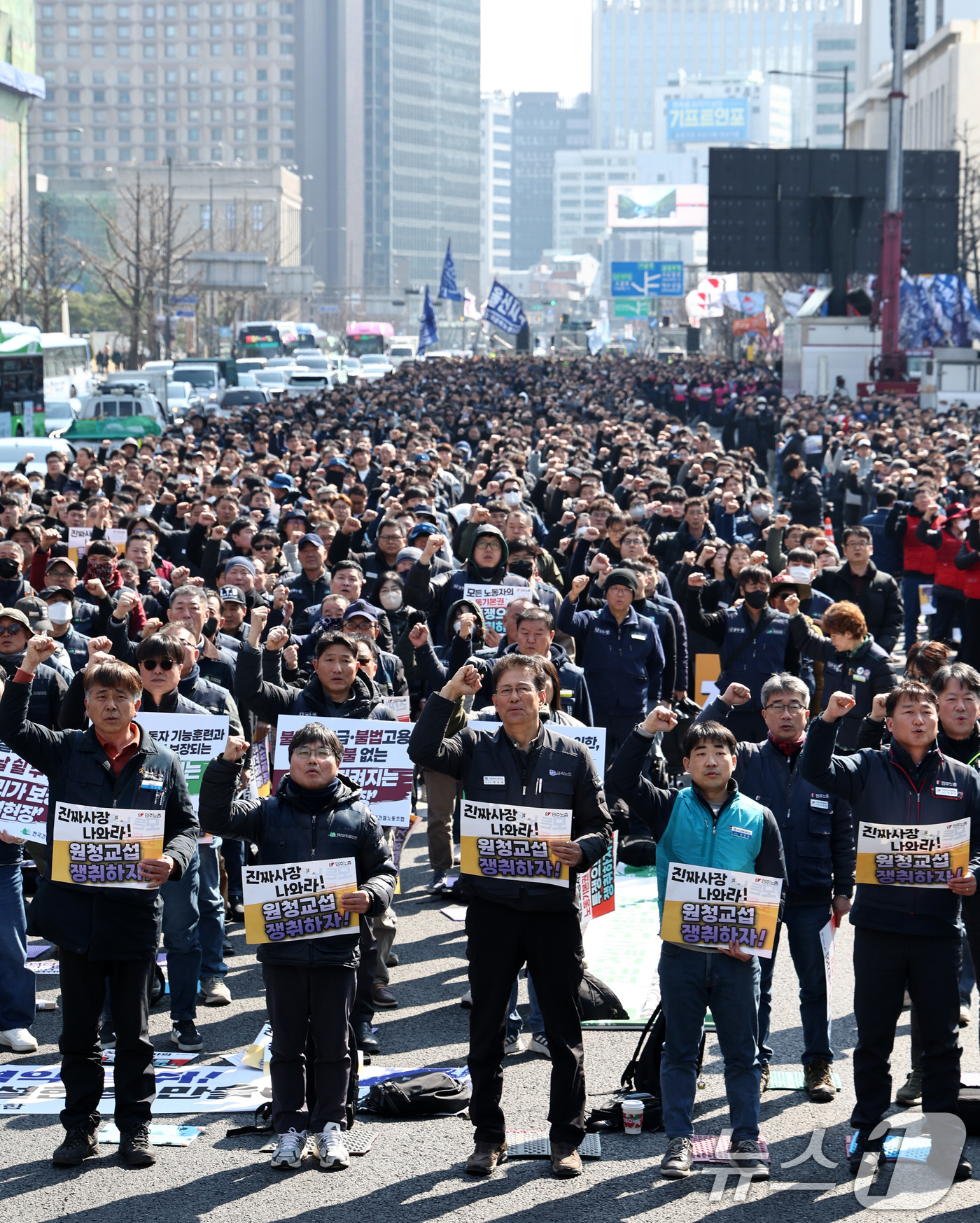 (서울=뉴스1) 최지환 기자 = 민주노총 조합원들이 10일 서울 종로구 세종대로 일대에서 열린 민주노총 투쟁 선포대회에서 구호를 외치고 있다. 2026.3.10/뉴스1