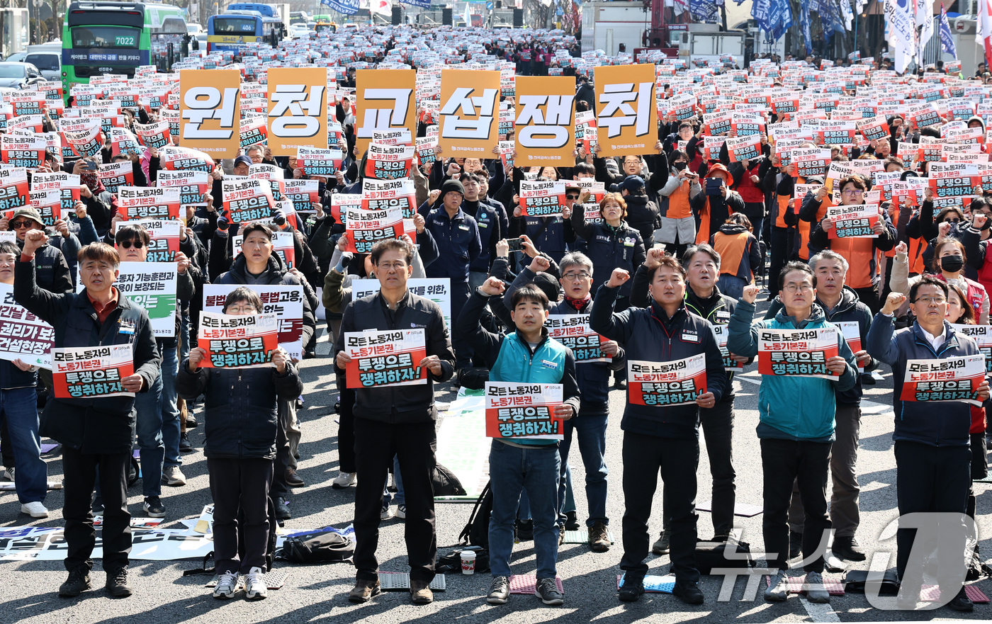 (서울=뉴스1) 최지환 기자 = 민주노총 조합원들이 10일 서울 종로구 세종대로 일대에서 열린 민주노총 투쟁 선포대회에서 구호를 외치고 있다. 2026.3.10/뉴스1