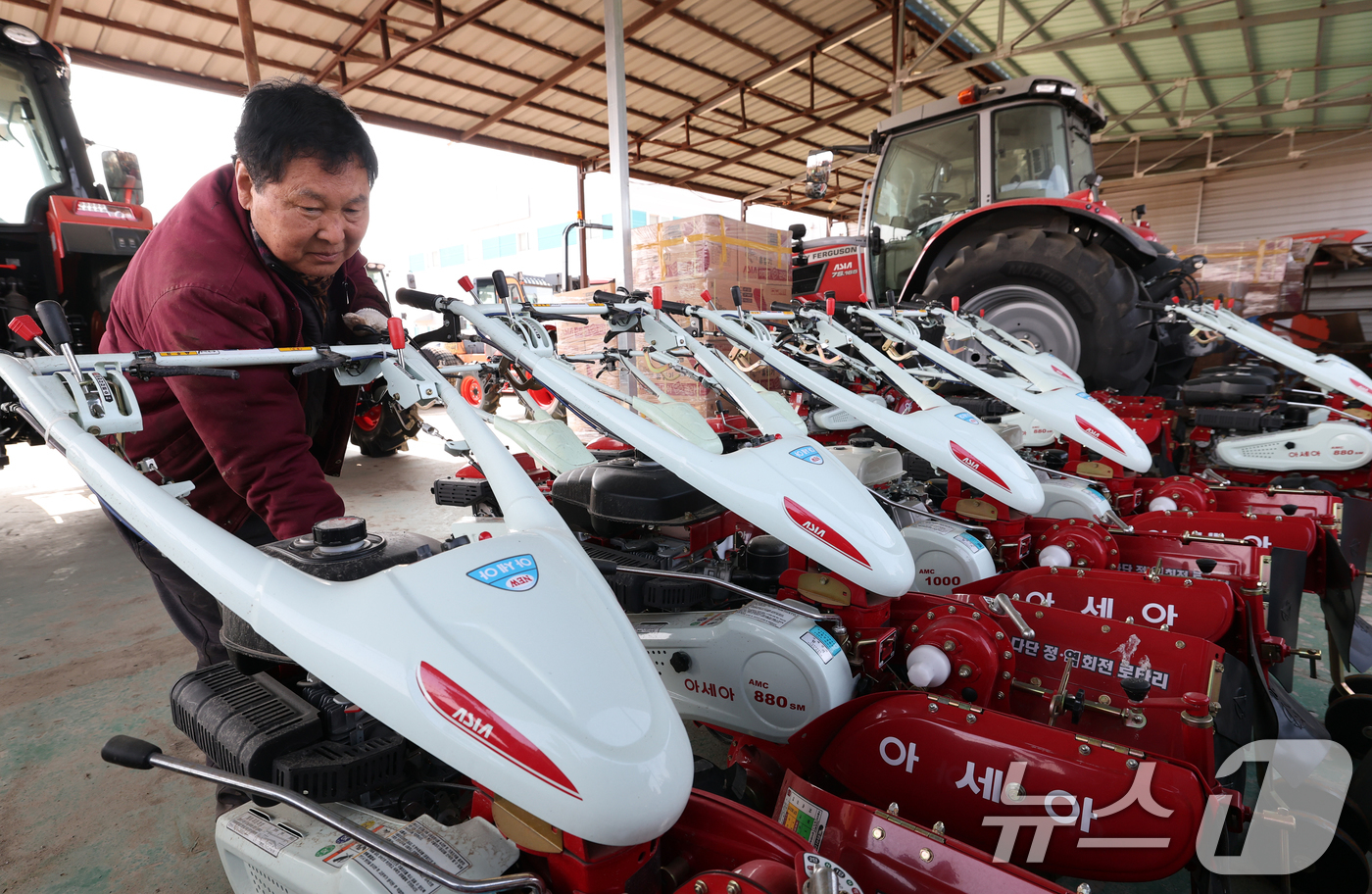 (용인=뉴스1) 김영운 기자 = 2026 봄철 전국 농업기계 순회수리봉사가 진행 중인 10일 경기 용인시 처인구 원삼면의 한 농기계 수리센터에서 관계자가 농기계를 수리하고 있다.농 …