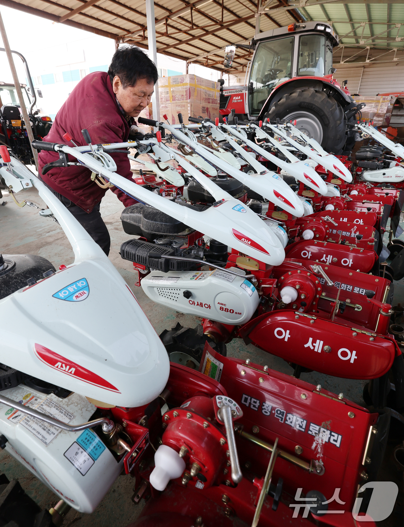 (용인=뉴스1) 김영운 기자 = 2026 봄철 전국 농업기계 순회수리봉사가 진행 중인 10일 경기 용인시 처인구 원삼면의 한 농기계 수리센터에서 관계자가 농기계를 수리하고 있다.농 …
