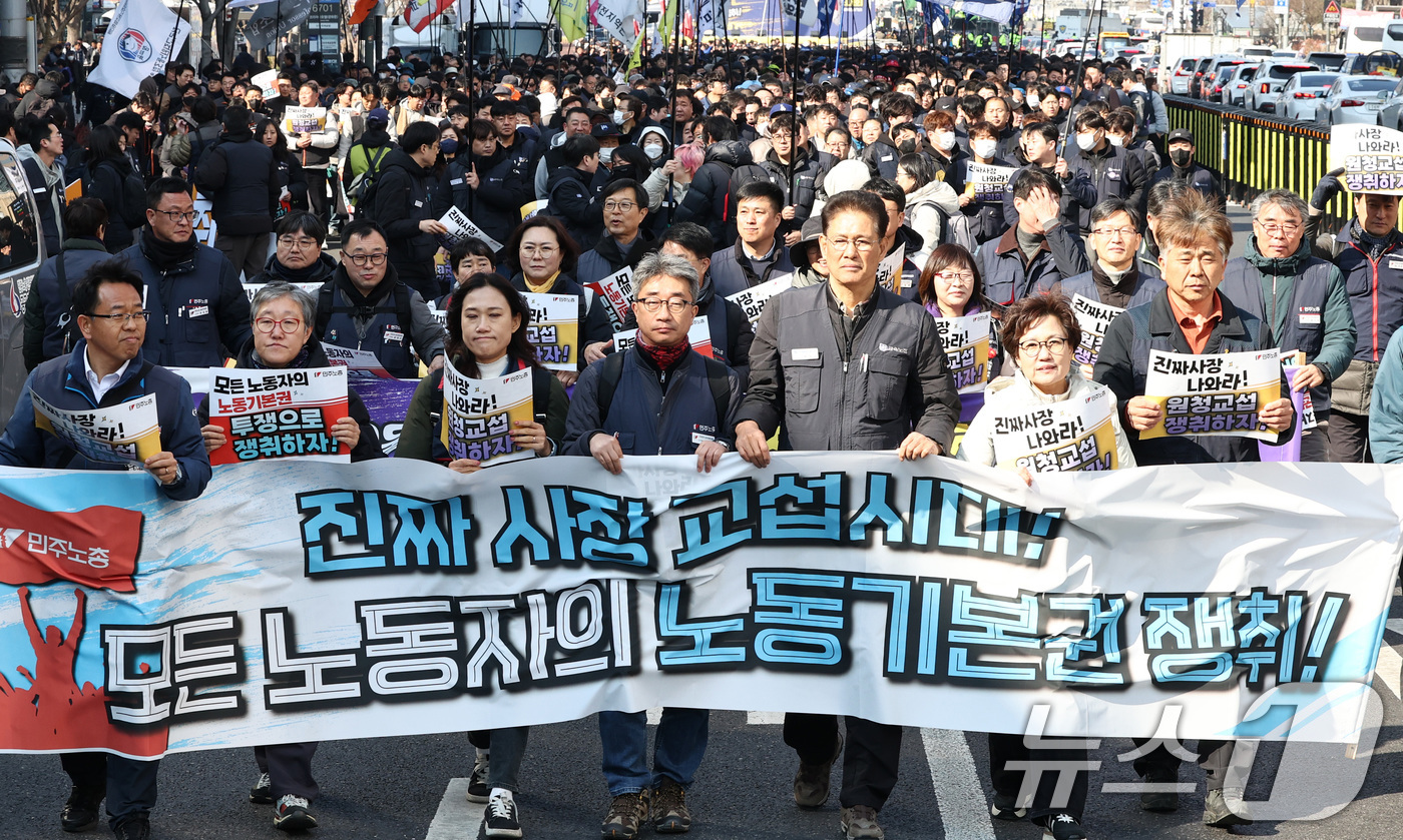 (서울=뉴스1) 최지환 기자 = 민주노총 조합원들이 10일 서울 종로구 세종대로 일대에서 열린 민주노총 투쟁 선포대회를 마치고 행진하고 있다. 2026.3.10/뉴스1