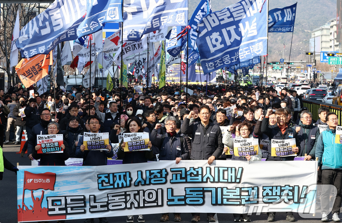 (서울=뉴스1) 최지환 기자 = 민주노총 조합원들이 10일 서울 종로구 세종대로 일대에서 열린 민주노총 투쟁 선포대회를 마치고 행진하고 있다. 2026.3.10/뉴스1
