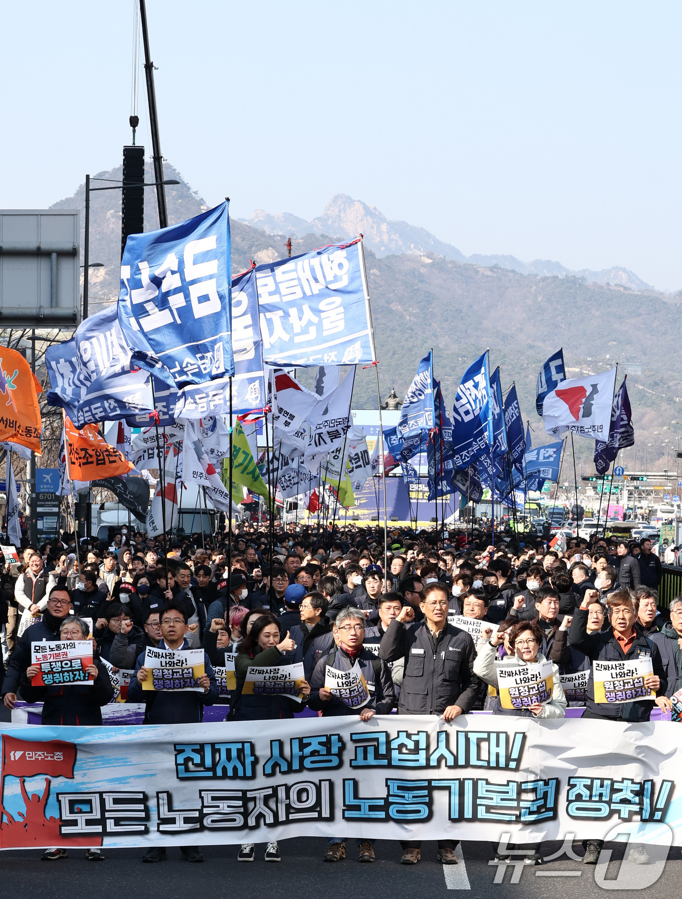 (서울=뉴스1) 최지환 기자 = 민주노총 조합원들이 10일 서울 종로구 세종대로 일대에서 열린 민주노총 투쟁 선포대회를 마치고 행진하고 있다. 2026.3.10/뉴스1