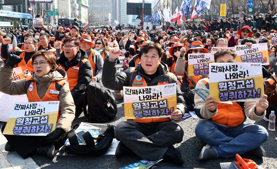 민주노총 투쟁 선포대회, 구호 외치는 조합원들