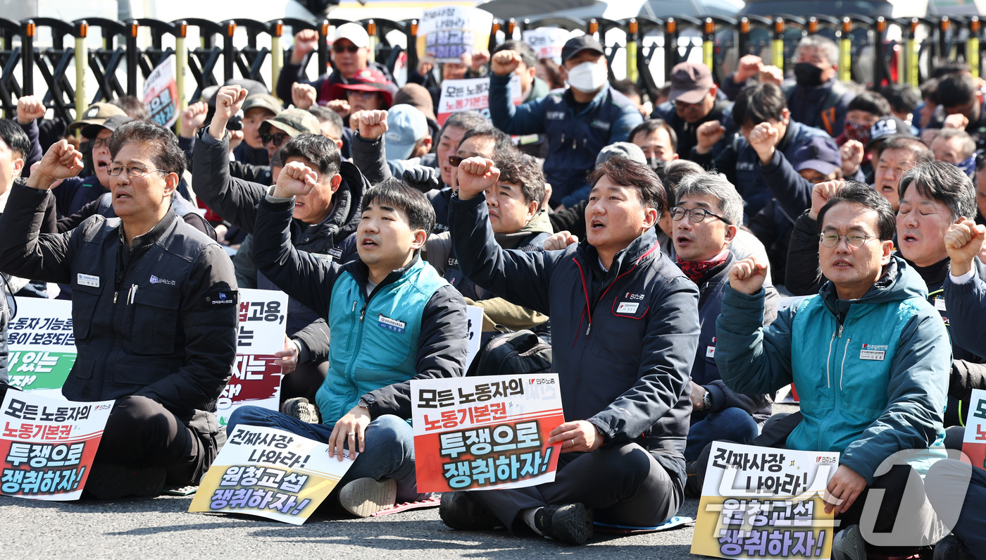 (서울=뉴스1) 최지환 기자 = 양경수 민주노총 위원장(앞줄 왼쪽 세번째)이 10일 서울 종로구 세종대로 일대에서 열린 민주노총 투쟁 선포대회에서 구호를 외치고 있다. 2026.3 …