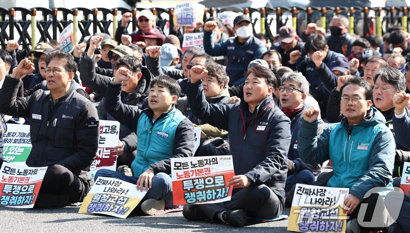 본문 이미지 - 양경수 민주노총 위원장(앞줄 왼쪽 세번째)이 10일 서울 종로구 세종대로 일대에서 열린 민주노총 투쟁 선포대회에서 구호를 외치고 있다. 2026.3.10 ⓒ 뉴스1 최지환 기자