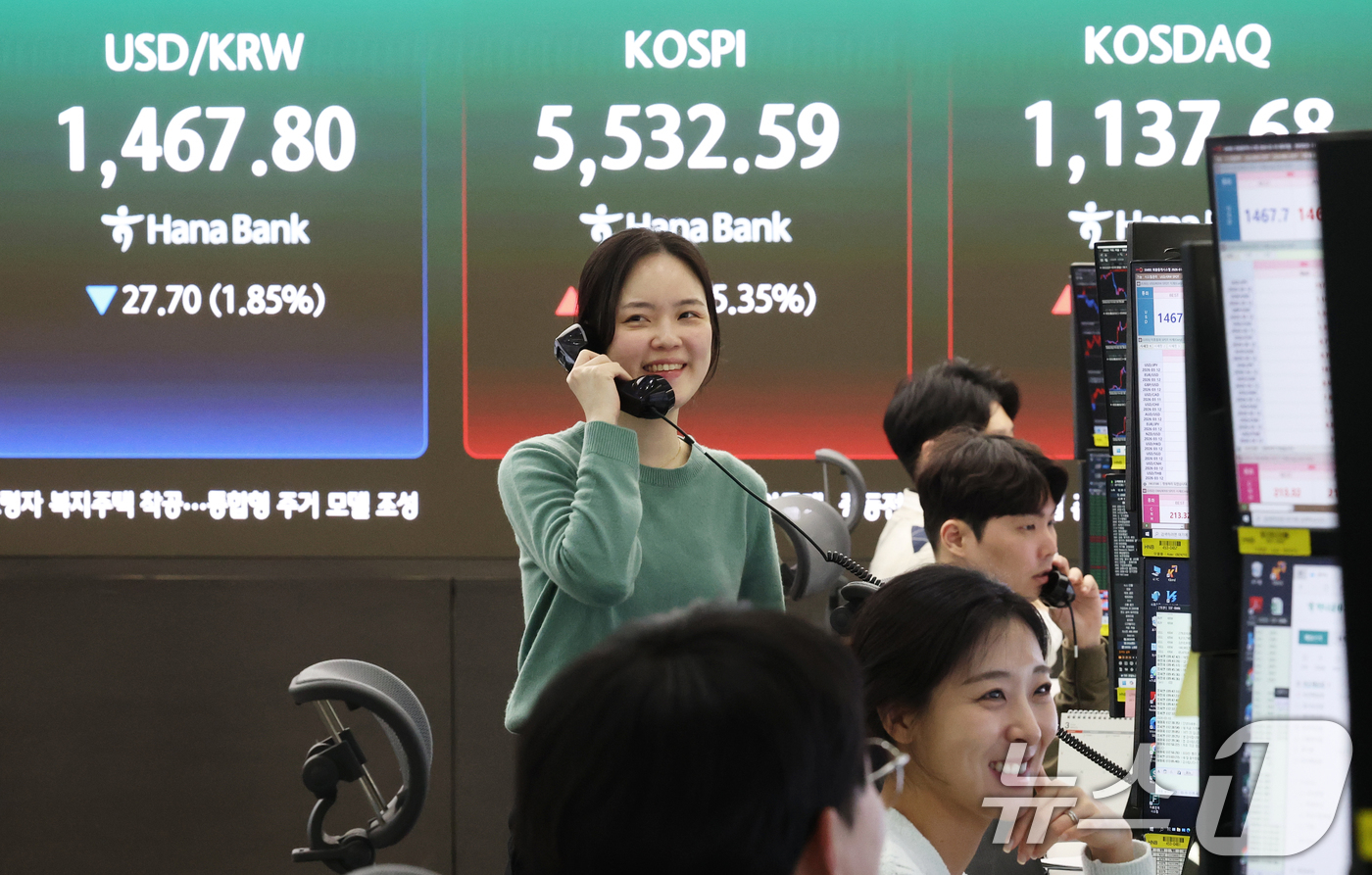 (서울=뉴스1) 오대일 기자 = 중동 종전 기대감으로 코스피가 상승 마감한 10일 오후 서울 중구 하나은행 딜링룸 전광판에 코스피 종가가 표시되고 있다.이날 코스피는 전 거래일 대 …