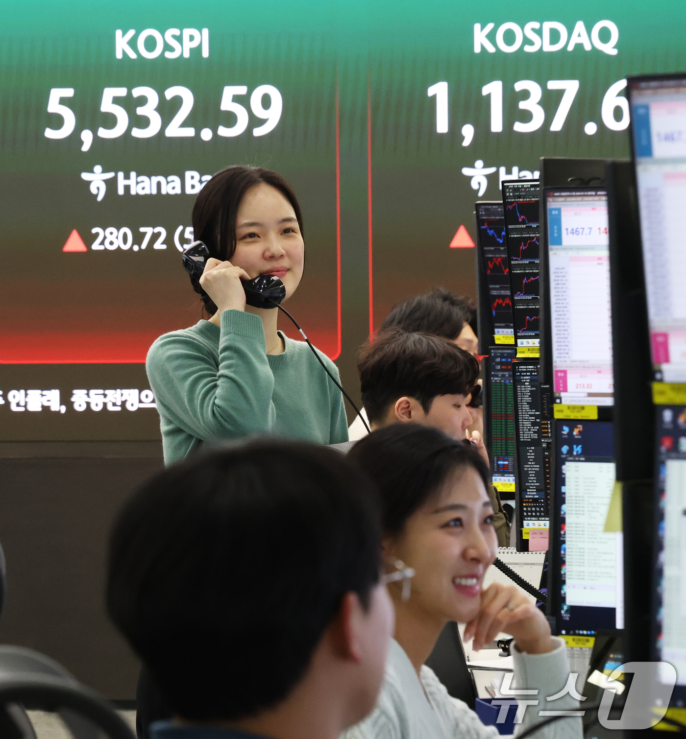 (서울=뉴스1) 오대일 기자 = 중동 종전 기대감으로 코스피가 상승 마감한 10일 오후 서울 중구 하나은행 딜링룸 전광판에 코스피 종가가 표시되고 있다.이날 코스피는 전 거래일 대 …