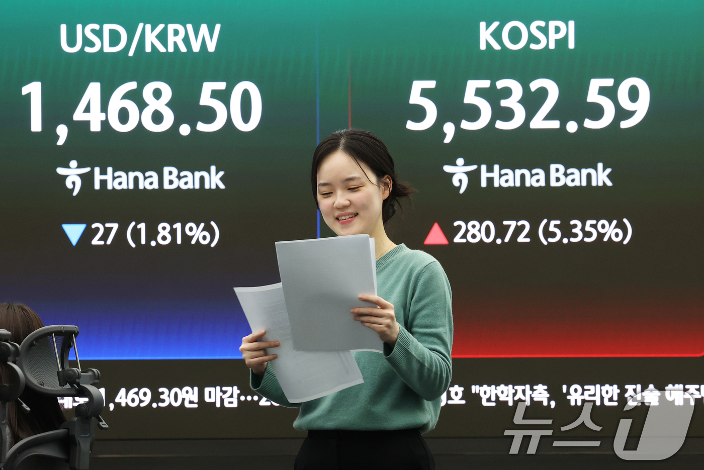 (서울=뉴스1) 오대일 기자 = 중동 종전 기대감으로 코스피가 상승 마감한 10일 오후 서울 중구 하나은행 딜링룸 전광판에 코스피 종가가 표시되고 있다.이날 코스피는 전 거래일 대 …