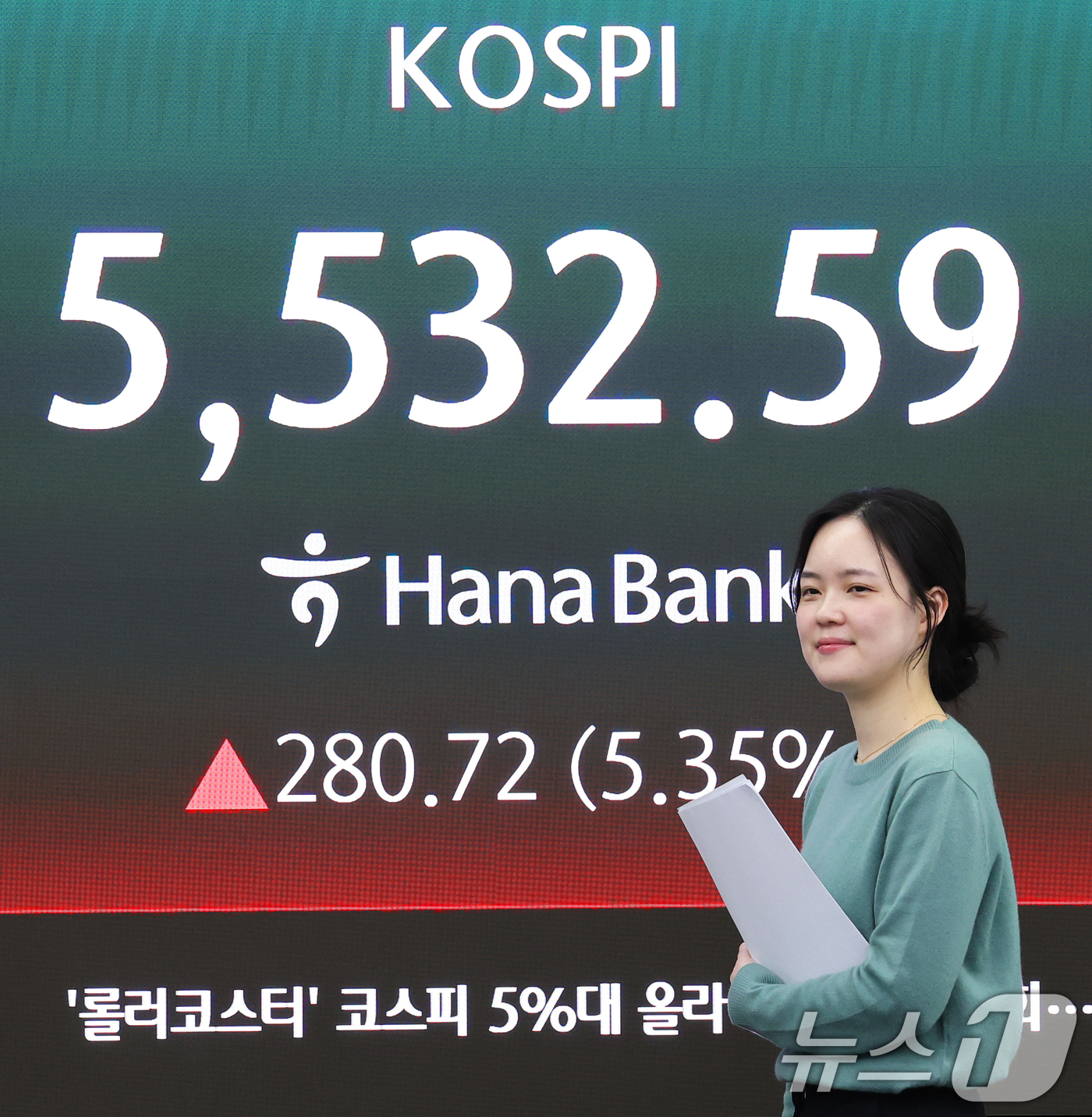 (서울=뉴스1) 오대일 기자 = 중동 종전 기대감으로 코스피가 상승 마감한 10일 오후 서울 중구 하나은행 딜링룸 전광판에 코스피 종가가 표시되고 있다.이날 코스피는 전 거래일 대 …