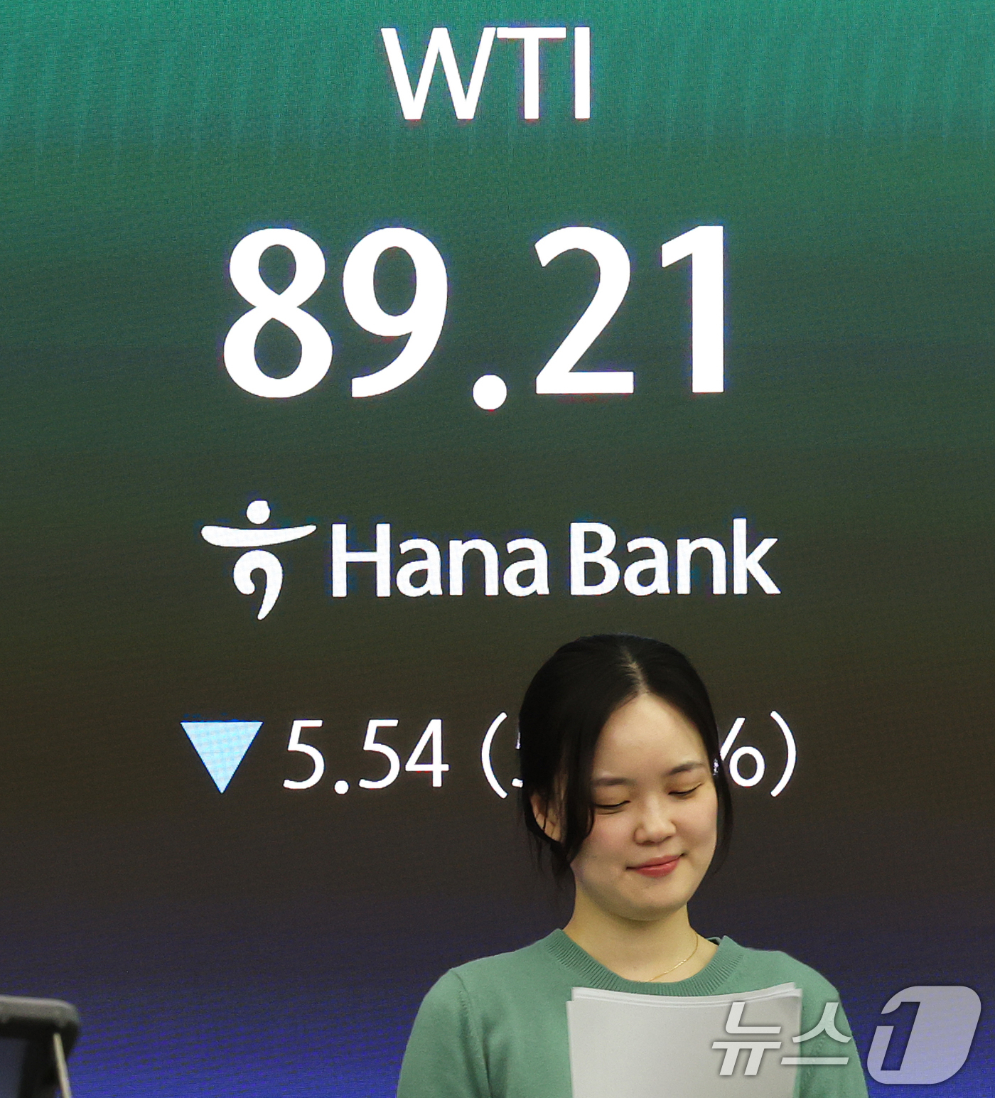 (서울=뉴스1) 오대일 기자 = 이란 종전 기대감에 코스피가 급등하고 국제유가가 급락한 10일 오후 서울 중구 하나은행 딜링룸 전광판에 서부텍사스산중질유(WTI) 선물 가격이 표시 …