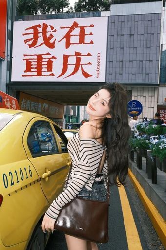 본문 이미지 - '워짜이 충칭'앞에서 인증샷(마이리얼트립 제공)