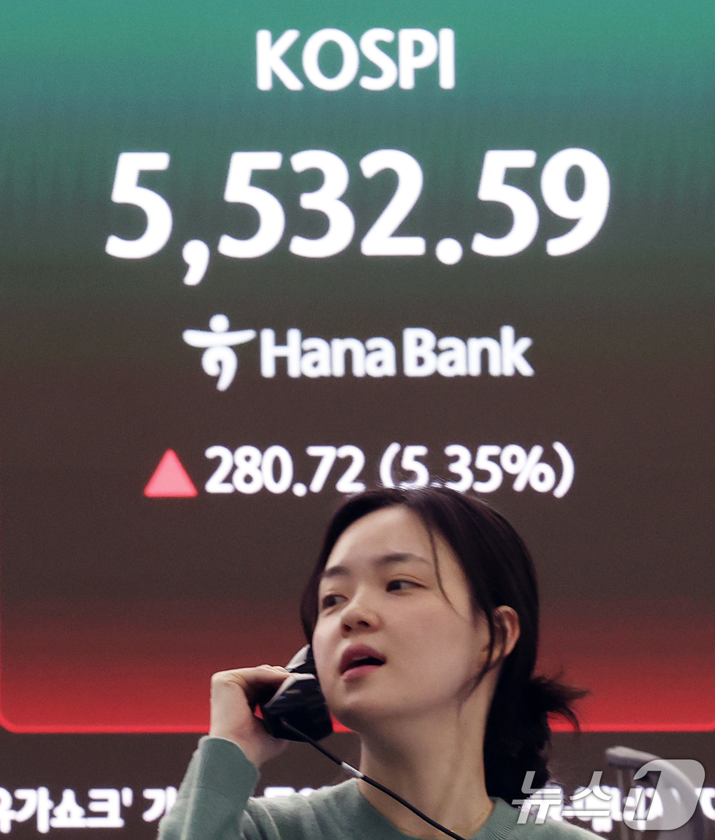 (서울=뉴스1) 오대일 기자 = 중동 종전 기대감으로 코스피가 상승 마감한 10일 오후 서울 중구 하나은행 딜링룸 전광판에 코스피 종가가 표시되고 있다.이날 코스피는 전 거래일 대 …