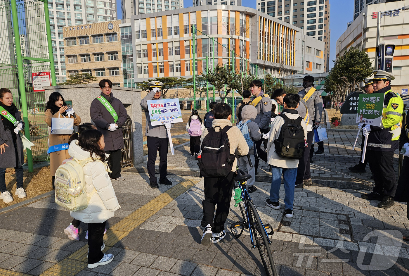 (대전=뉴스1) 이동원 기자 = 충남경찰청과 충남자치경찰위원회는 2026년 개학기를 맞아 어린이 교통안전에 대한 사회적 관심을 높이고 어린이보호구역 내 교통사고를 예방하기 위해 예 …